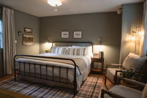 LMI -15- Laurel Falls Room: Summers Night