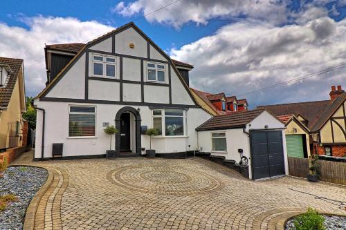 LMV Property - Modern Luxury Family Home in Theydon Bois With London Skyline Views