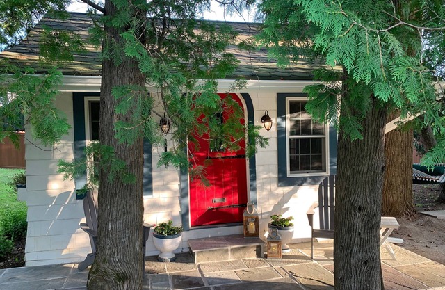 Loblolly Cottage - Enchanting Retreat set among towering pines.