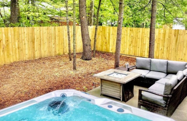 Locally Owned 4BR w/Hot Tub