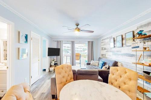 Locally Owned Condo At Las Palmas