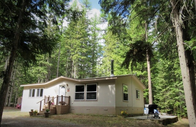 Situé dans une zone boisée privée avec un charmant sentier au bord du ruisseau à explorer.
