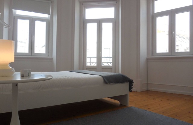 Located in a typical Lisbon neighborhood, it is ideal for groups or families.