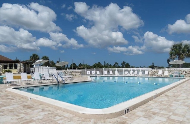 3 chambres à coucher-Comm Piscine & Tennis-Short Drive to Beach