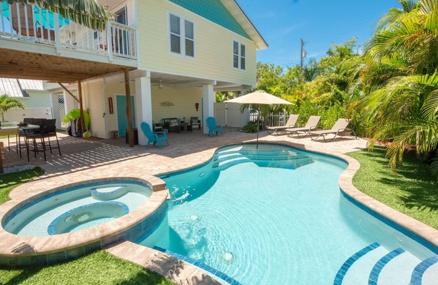 Vues sur la baie, piscine privée, ouvertures pour octobre! Homard Key: 3 BR / 2 BA