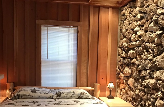 Located in Mountain Home, this cabin is in the city center and in the mountains.