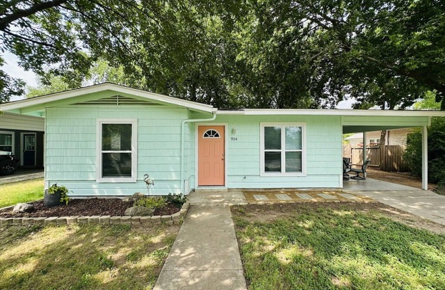 1 Block from River San Marcos with AC, WiFi
