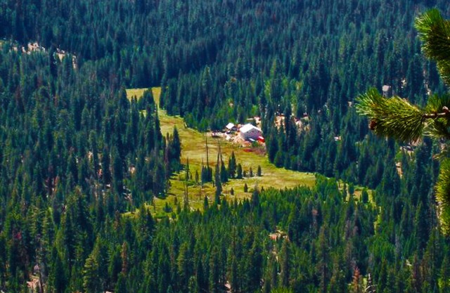 Situé sur 15 Beautiful Acres sur Kramer Meadow, Ponderosa, très privé