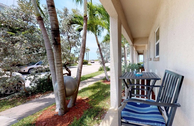 Situé sur l'historique Pass-A-Grille Beach. Étapes à suivre pour le sable, piscine chauffée, bonne nourriture et parking gratuit!