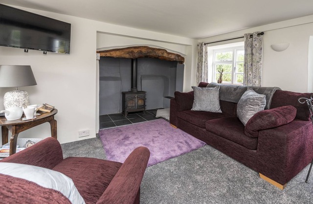Located on Morton Common surrounded by glorious countryside and forest, Primrose Cottage is a quaint