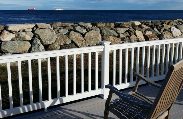 Admirez les îles des hauts-fonds depuis votre terrasse au bord de l'eau, vue paisible sur le port