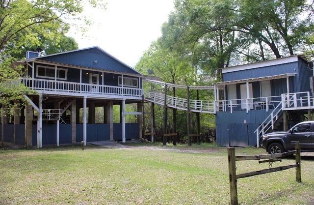 Located on the Santa Fe River perfect for boating & tubing on the Ichetucknee.