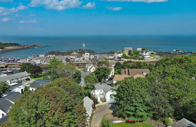 Situé à quelques pas de Perkins Cove, profitez des boutiques, des restaurants et de la plage - A / C complète!