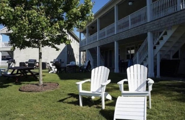 Located steps from Old Harbor and beaches Restaurants and shops one block away.