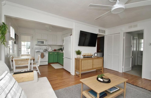 LOCATION! 2bd/1ba with 2 patios on Wamplers Lake.