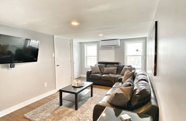 EMPLACEMENT! Historique Olde Walkerville Gem 3BD / 2BA