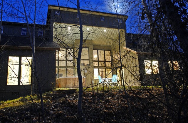 Location is Everything! Spacious, Cozy ~ Hot Tub w/ Private Stream