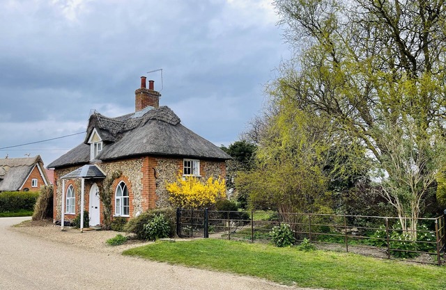 Location Location! Beautiful country estate cottage, great walking, pet friendly