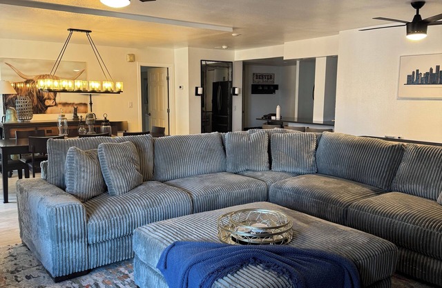 Location, Location, Location HUGE 2000 Sq Ft Condo 17TH Floor Views --- Sleeps 8