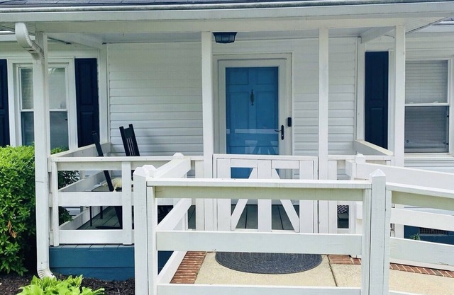 Location, location! Blue Door Cottage