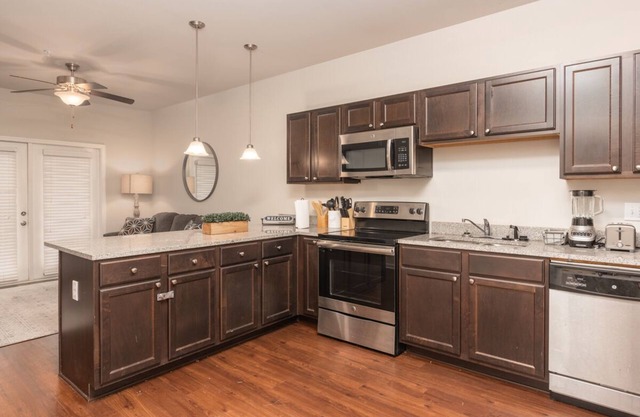 Location! Luxury! Location! The Peabody-135nSleeps 6 2-Bedrooms 2-Bath