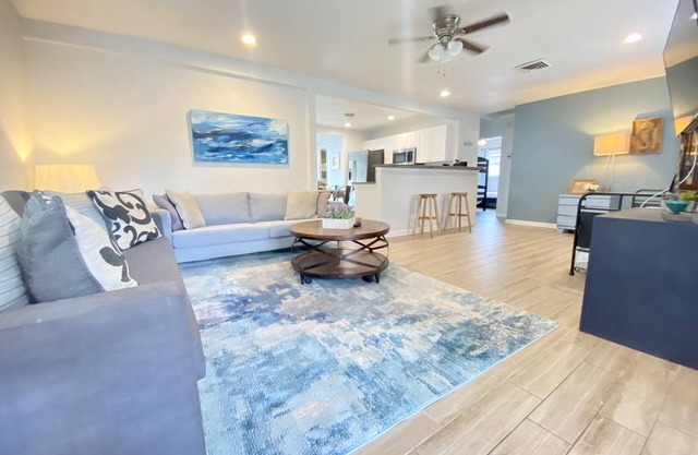 Location!-Minutes to Beach, Tropicana field & Downtown St Pete