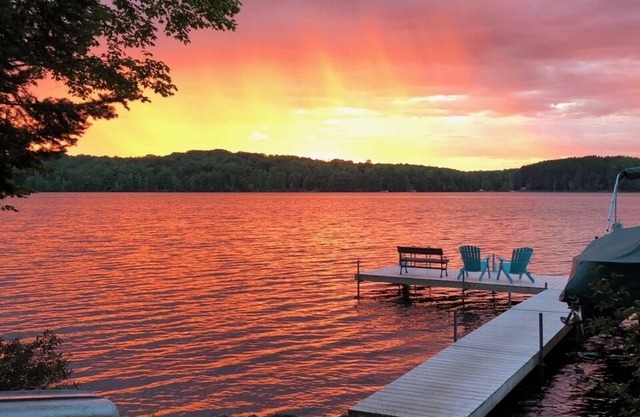 Emplacement! Superbe maison du lac Northwoods; faites des souvenirs de vacances en famille ici!