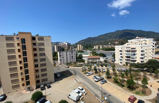 Location T3 (5 minutes du centre ville et commerces et 15 minutes de la plage)