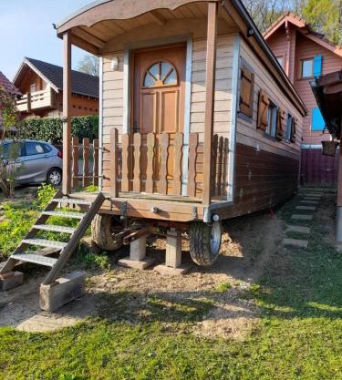 location type gîte, chambre d'hôte, meublé de tourisme dans joli petit chalet typique et ou jolie roulotte type bohème