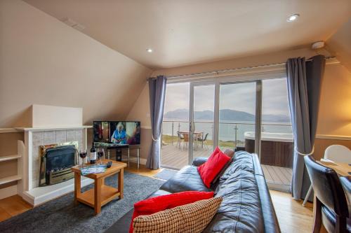 Loch Linnhe Waterfront Lodges with Hot Tubs