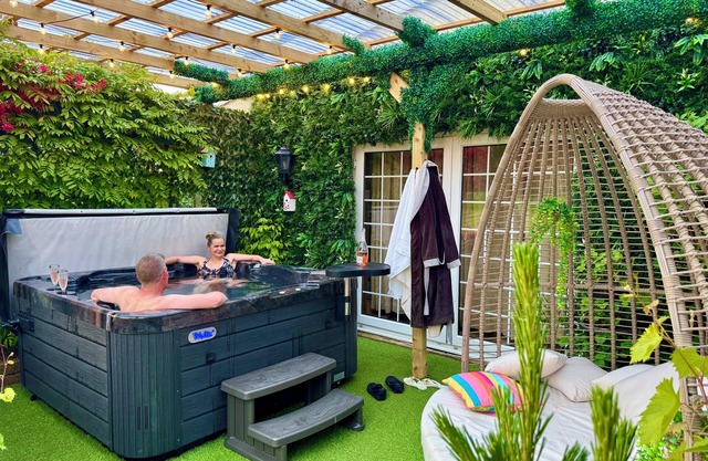 Loch Lomond Villa En-Suite B&B Jungle Room HOT TUB