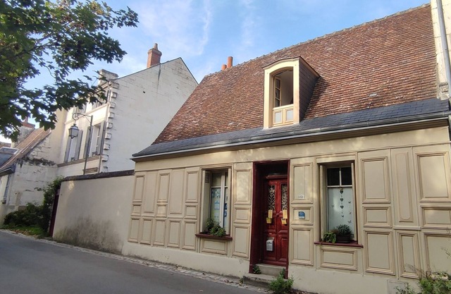 Loches : mansarde romantique sous un toit du 16ème siècle