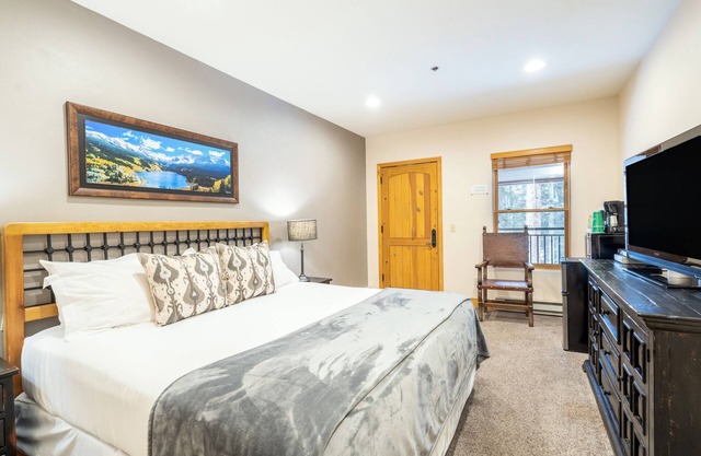 Chambre d'hôtel verrouillable avec lit King Size, accès à une piscine chauffée, bains à remous