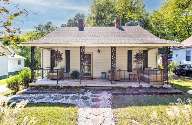 Loco Motive- Renovated House in Aragon c.1940 Near Winthrop & Glencairn Garden