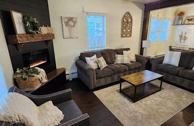 Locust Cottage~Stroll to town~Amazing Comfort!