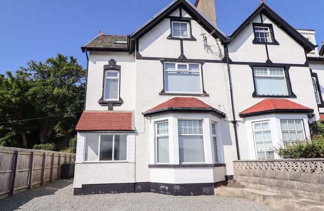 LODESTAR, pet friendly, country holiday cottage in Deganwy