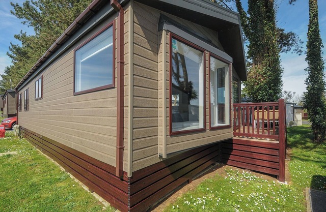 LODGE 11 AT LANDSCOVE HOLIDAY PARK, with pool in Brixham