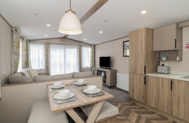 LODGE 11, family friendly, with a garden in Shipham