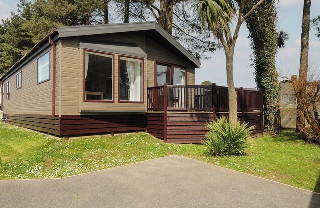 LODGE 15 AT LANDSCOVE HOLIDAY PARK, pet friendly in Brixham