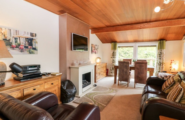 LODGE 27, pet friendly, country holiday cottage in Woolfardisworthy