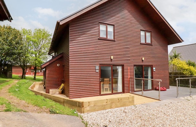 LODGE 49A, pet friendly, with hot tub in Winnard's Perch