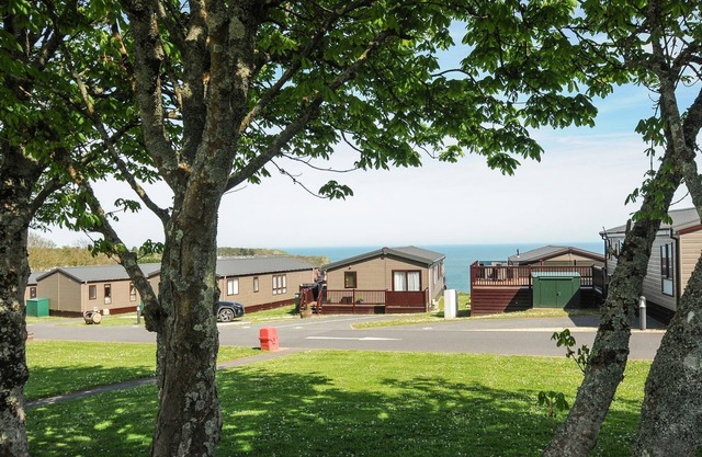 LODGE 55 AT RIVIERA BAY COASTAL RETREAT, family friendly in Brixham
