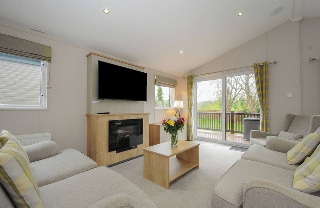 LODGE 62 AT RIVIERA BAY COASTAL RETREAT, pet friendly in Brixham