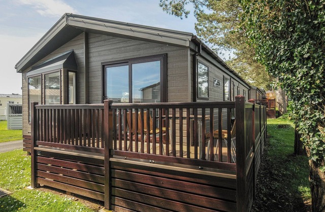 LODGE 9 AT LANDSCOVE HOLIDAY PARK, country holiday cottage in Brixham