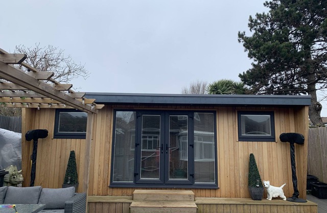 Lodge , air con , free parking , mini bar