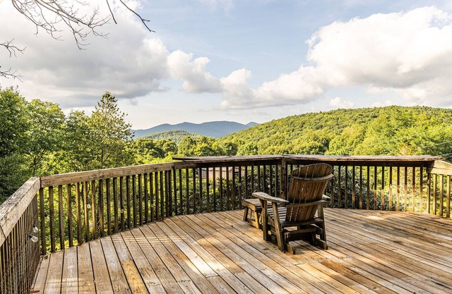 Lodge & Cabin PET/ FEED/ BRUSH HORSES! Hot Tub Roku Great Views Privacy