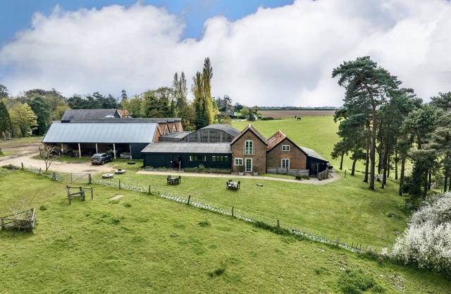 Offrant une vue imprenable et situé dans la campagne tranquille, Lodge Farm est un merveilleux paysage rural