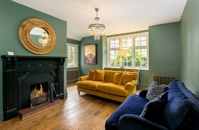 Lodge Farm - Stunning 3 Bed with Large Garden!