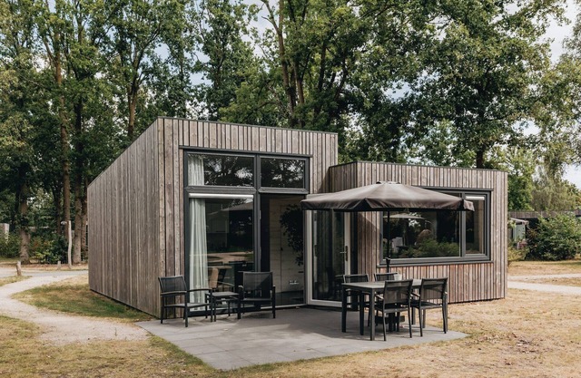 Lodge moderne avec four micro-ondes dans un cadre verdoyant