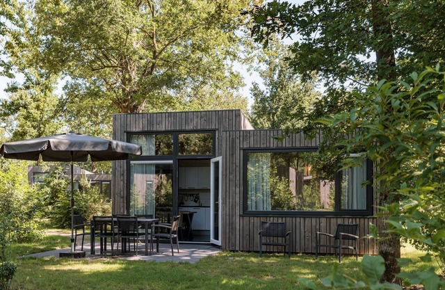 Lodge moderne avec deux salles de bain entouré de verdure